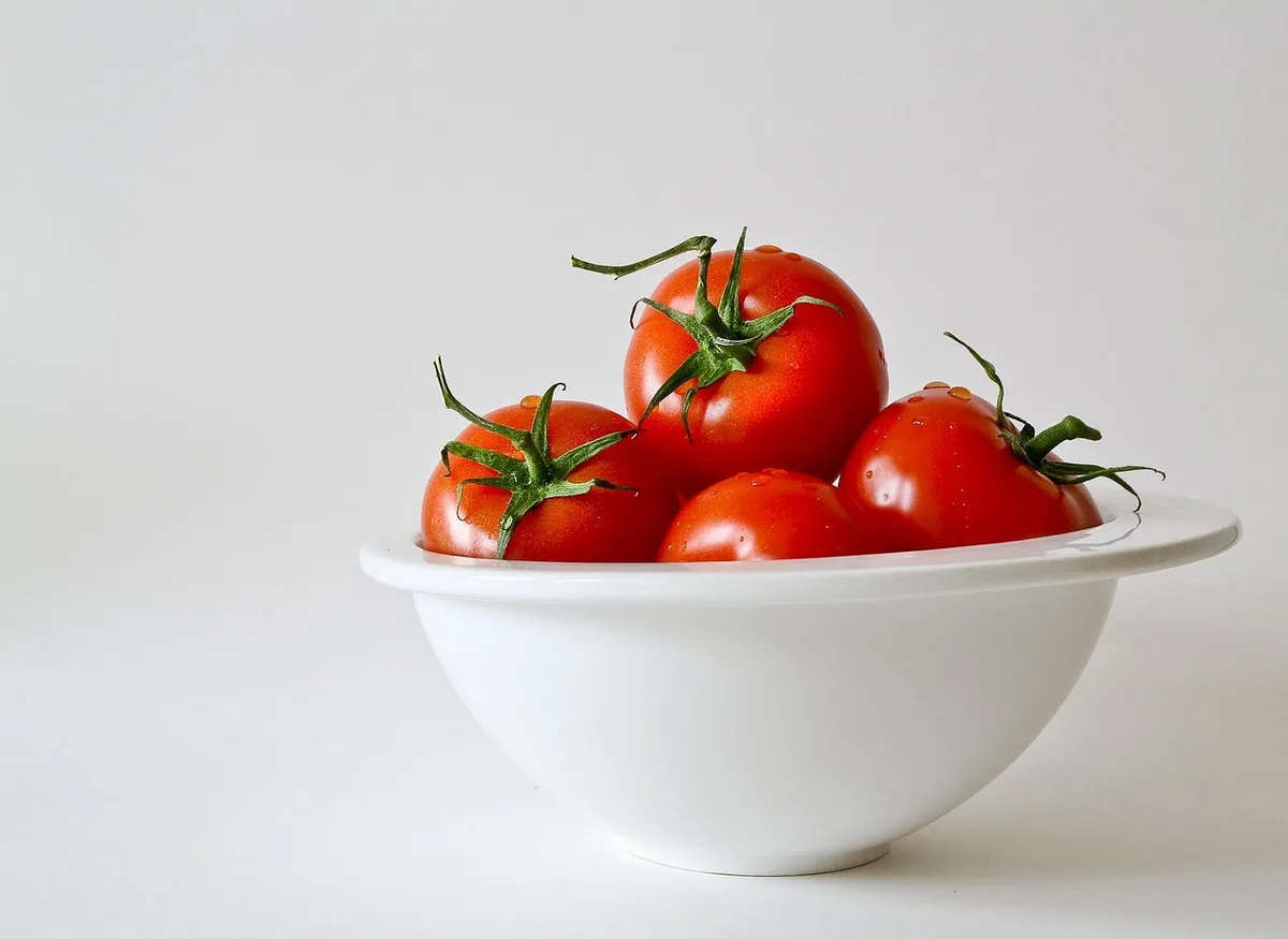 Bol de légumes crus variés représentant les groupes 1 et 2