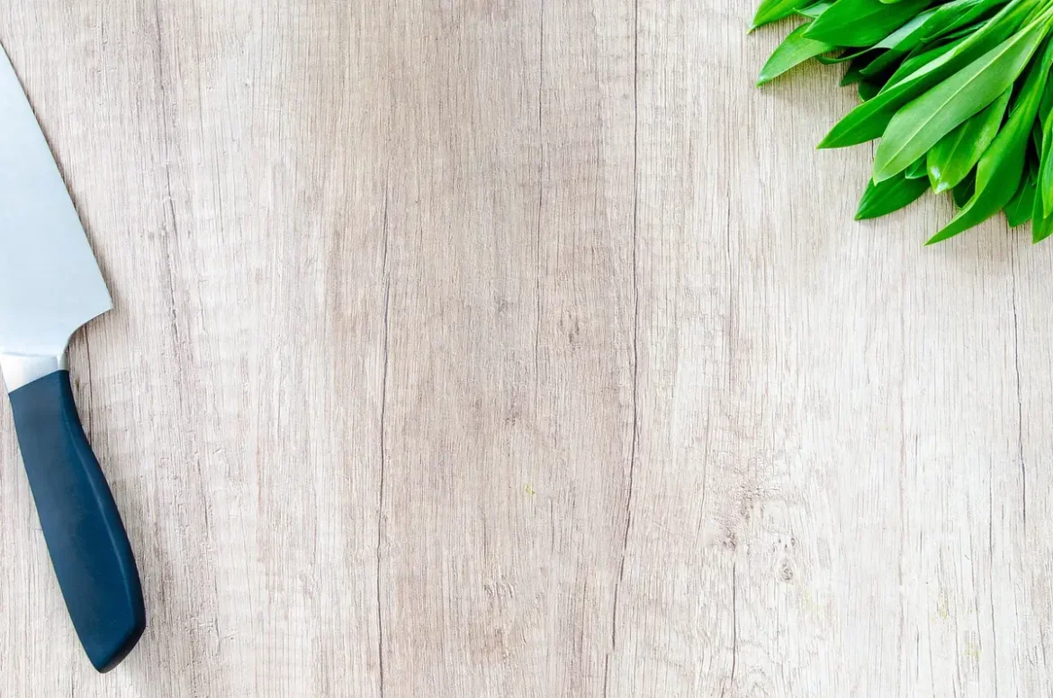 Plan rapproché d'un plan de travail en journée avec légumes tranchés sur une planche