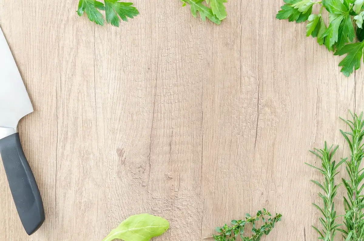 Épices et herbes fraîches sur un plan de travail de cuisine