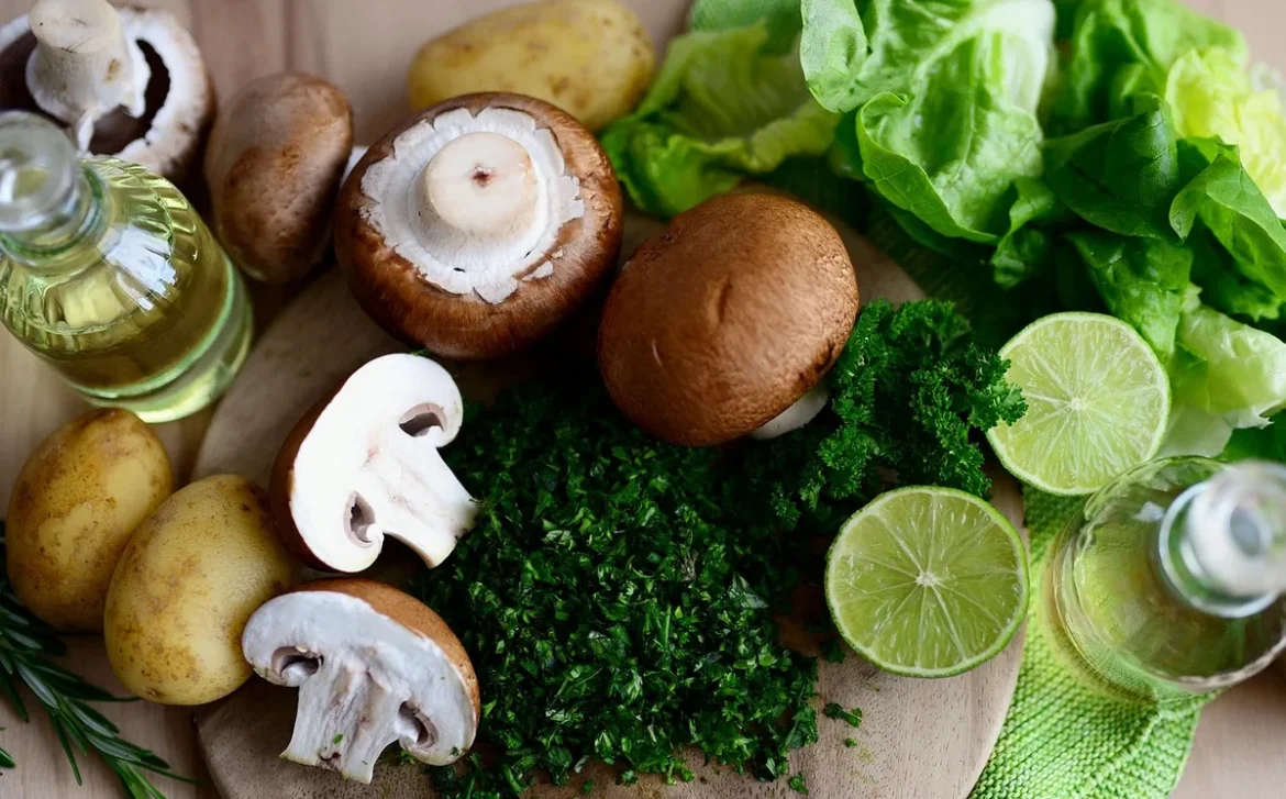 Cuisine en journée avec légumes cuits et portion de protéines sur le plan de travail