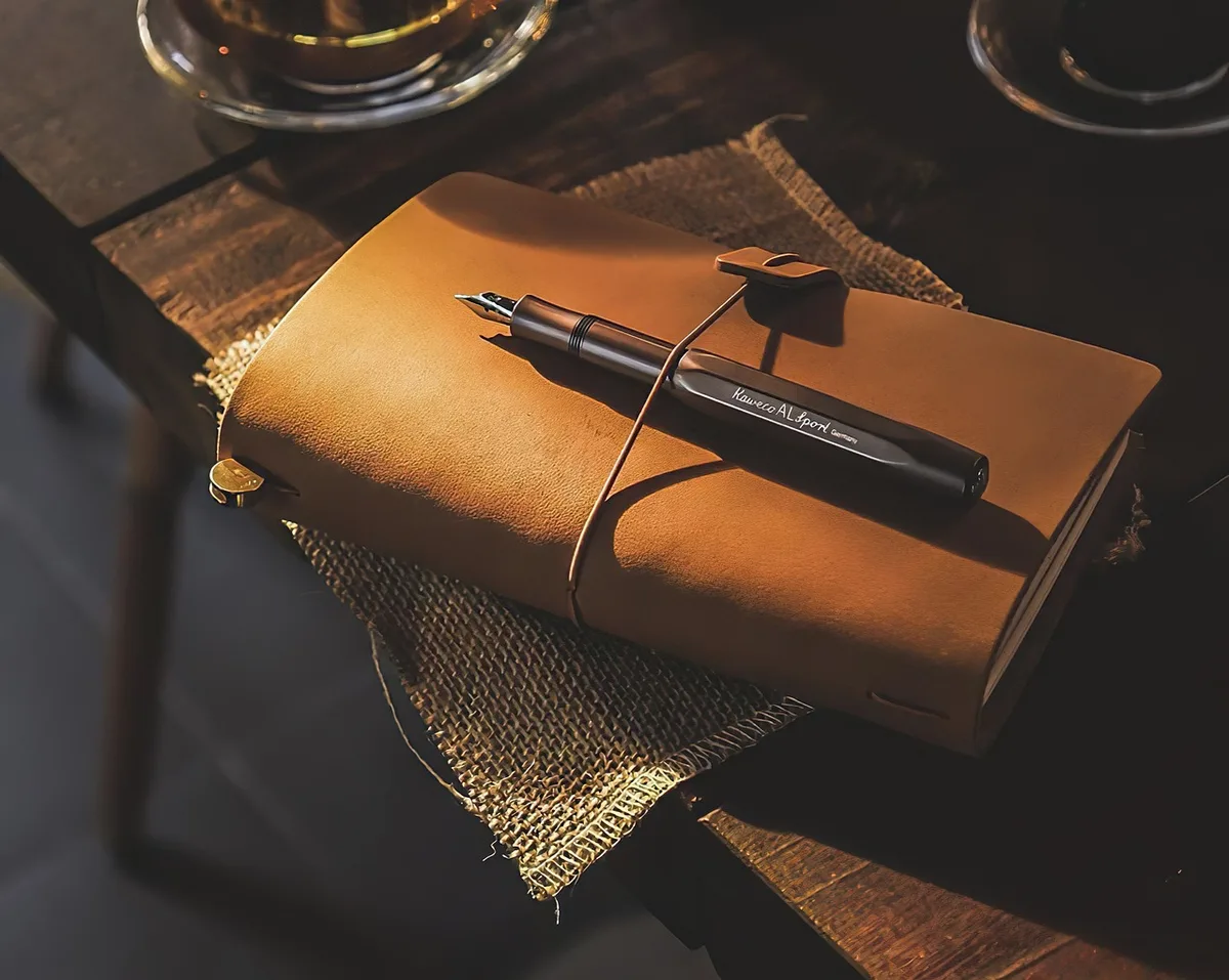 Carnet de dessin, stylo multicolore et petit jeu de cartes prêts dans une pochette