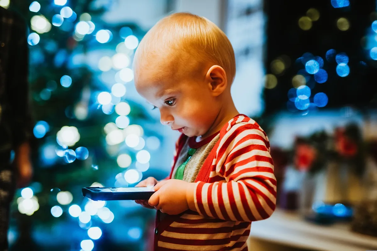 Petits jouets sensoriels variés sur une table, adaptés aux moins de trois ans