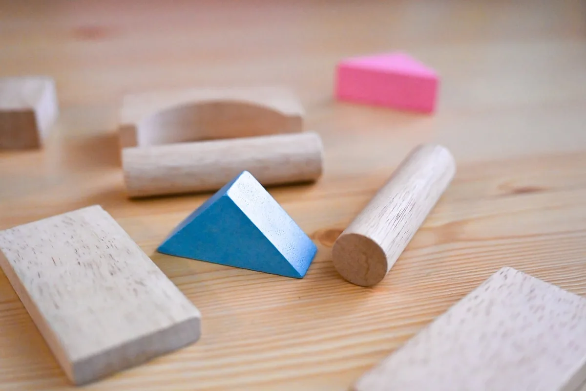 Enfant construisant avec des blocs pour développer la curiosité et la résolution de problèmes