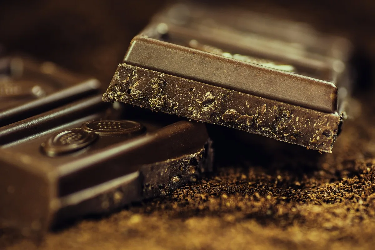 Étiquettes de prix et barres chocolatées sur une étagère de supermarché