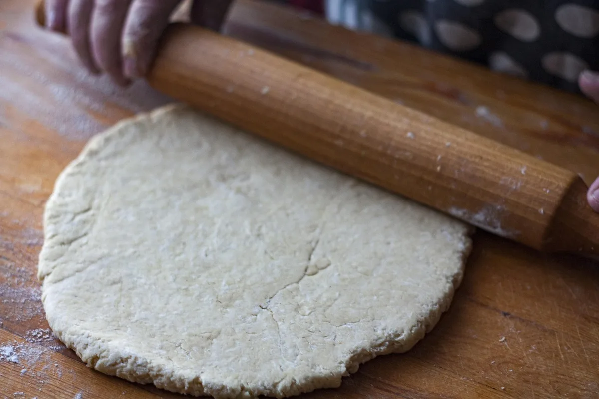 Étal de supermarché montrant pâtes à pizza sans gluten étiquetées