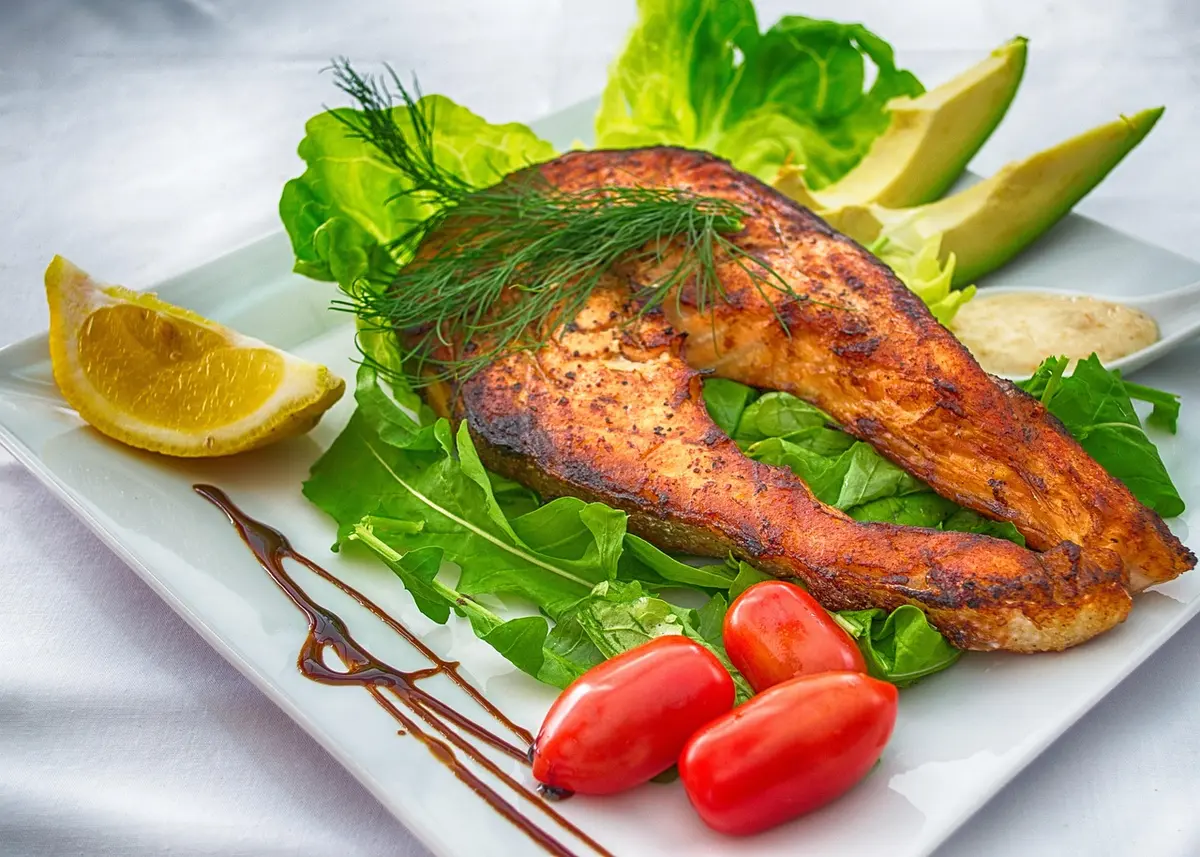 Assiette de légumes variés cuits et crus pour le dîner