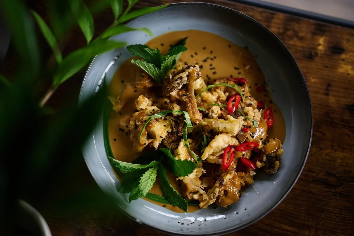 Différentes sources de protéines pour le dîner : poisson, poulet, tofu