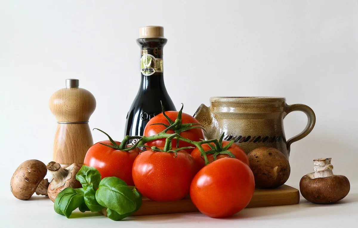 Salade avec un filet d'huile d'olive et graines