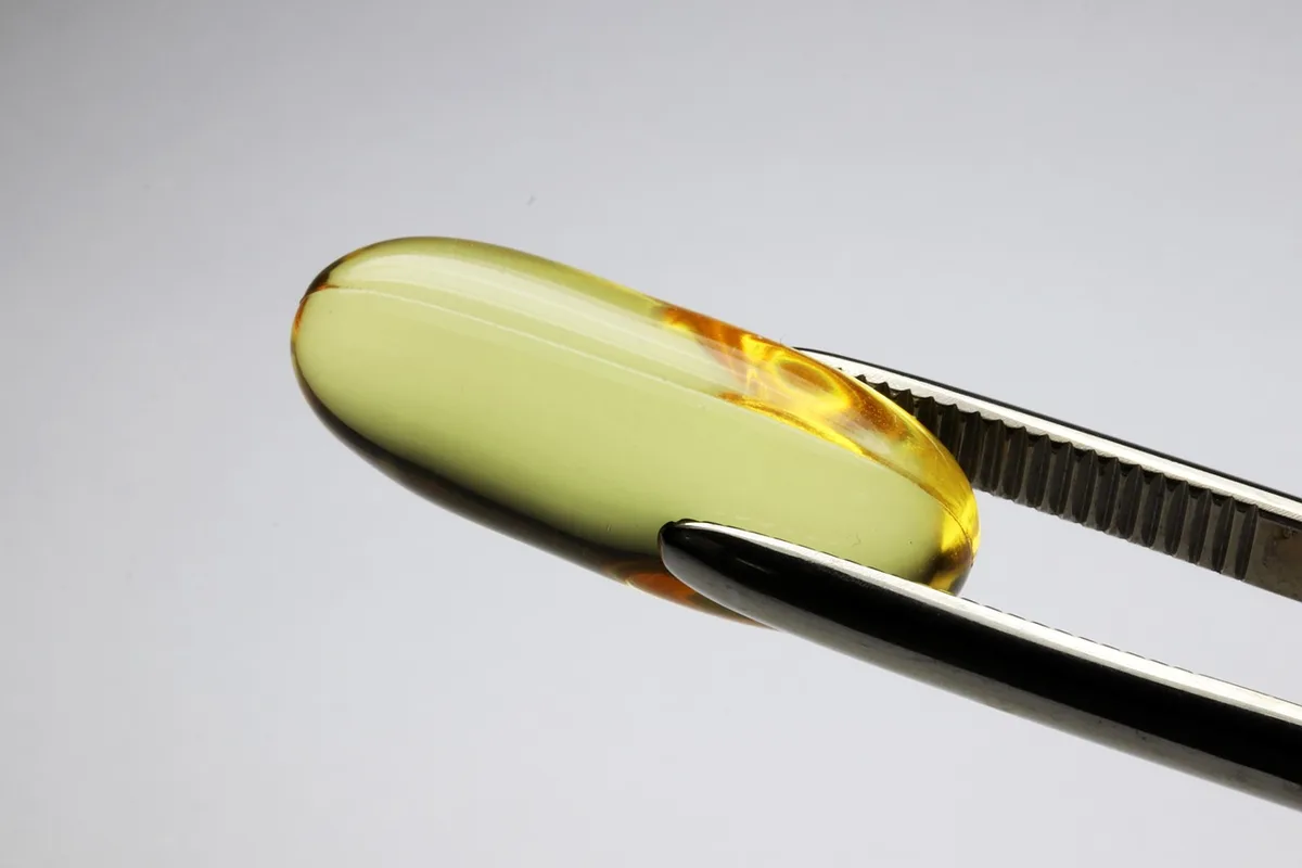 Cuillère d’huile de foie de morue et capsule illustrant vitamine D et oméga‑3