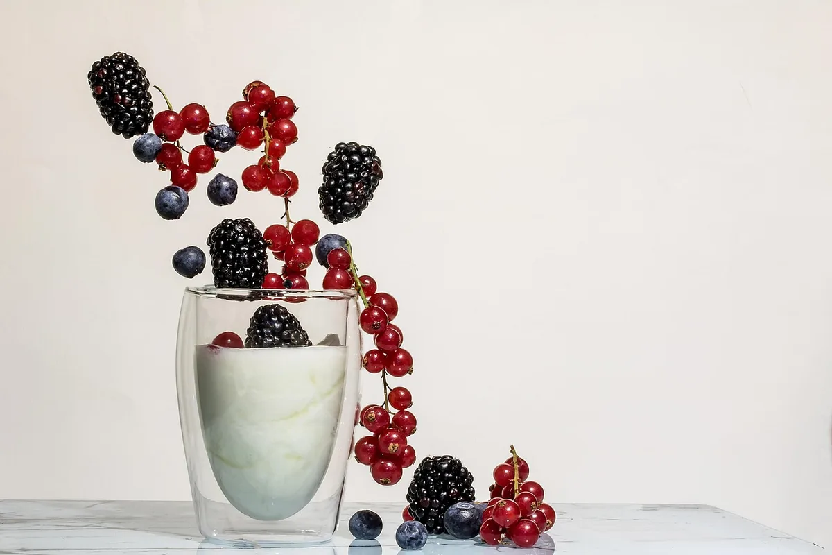 Bol d'avoine et yaourt garni de baies et d'amandes