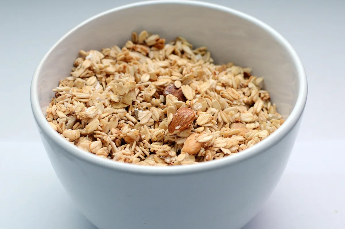Comparaison entre granola industriel et yaourt nature