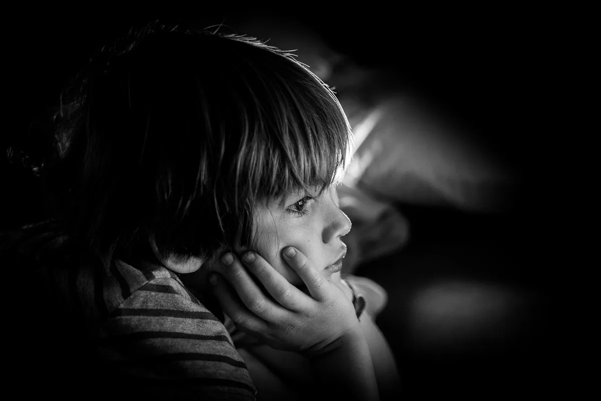 Enfant coupant un montage sur tablette pour apprendre le rythme d'une séquence