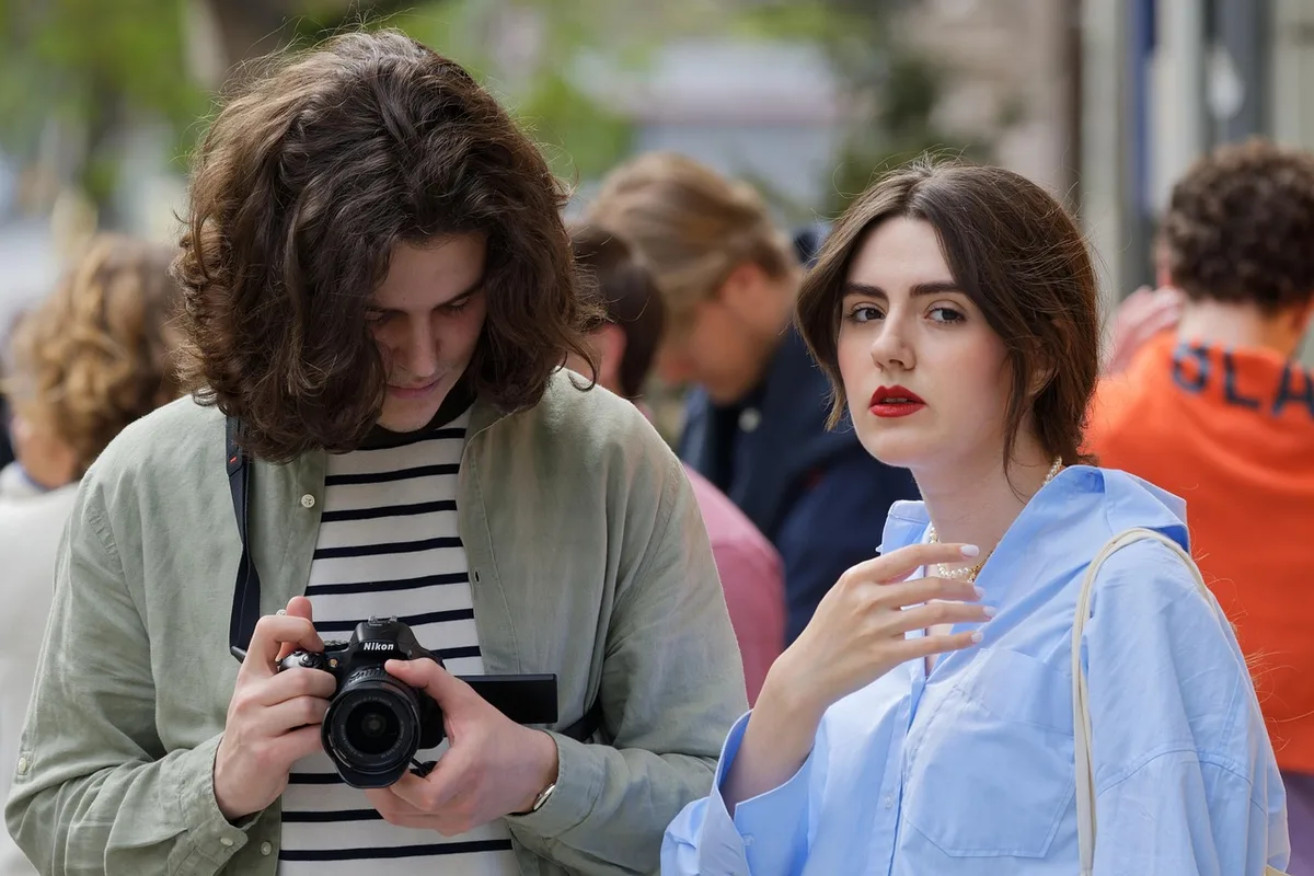 Parents et enfants préparant un petit tournage à la maison
