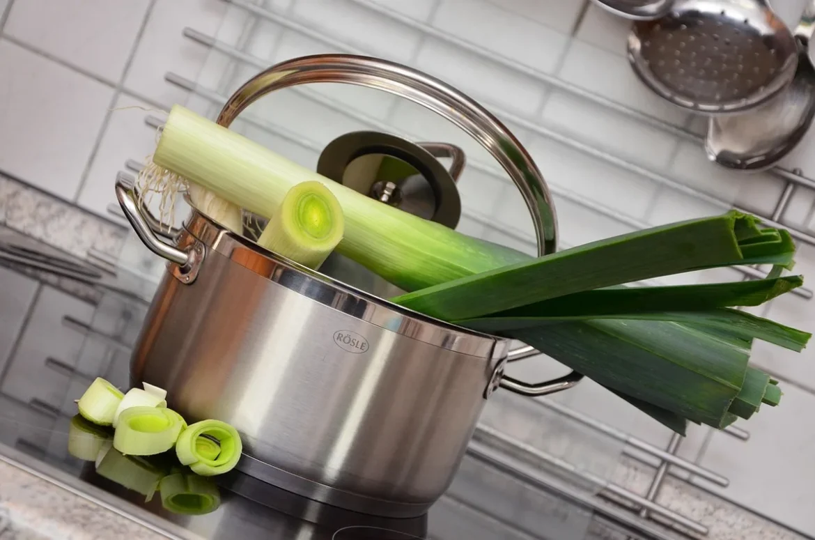 Pot artisanal de confiture de légumes sur une table de cuisine en plein jour