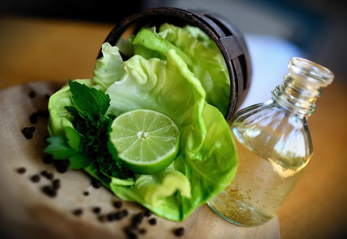 Salade garnie de nori émiettée dans une cuisine ensoleillée