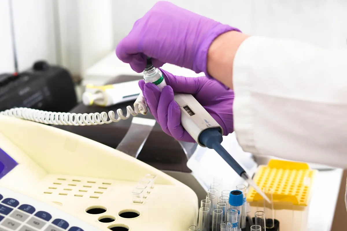 Prélèvements sanguins et résultats de laboratoire montrant des paramètres inflammatoires